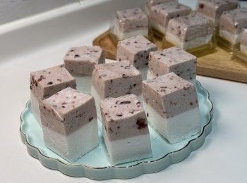 step1: 椰汁糕做法：
吉利丁粉跟白糖混合
倒入沸水拌勻成糖槳
蛋白打至挺立
熱糖槳慢慢倒入拌打