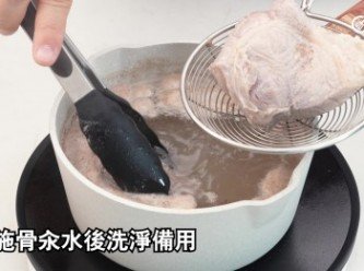 step4: 西施骨冷水落煲，中火煲至滾起，再滾3分鐘逼走污物洗淨備用