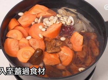 step16: 加水至蓋過<span class="group_1">食材</span>
