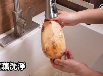 step1: 蓮藕洗淨，切去頭尾後去皮