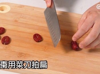 step9: 紅棗用菜刀拍扁