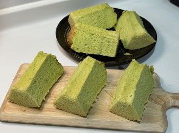 step1: 蛋糕糊：
蛋黃加入少許糖拌勻（取蛋白霜的部份糖）
加入植物油拌勻
加入班蘭汁拌勻
加入低筋粉
徹底拌勻成 蛋糕糊