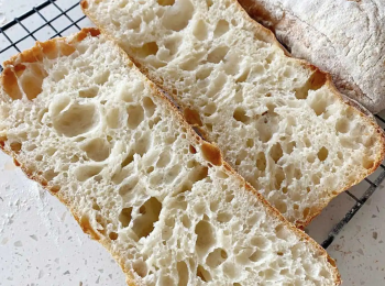 step6: 將麵糰放入已預熱220C 焗爐，焗約20分鐘 （可在焗爐低層放一盤水，增加蒸氣，令麵包按面更香脆)