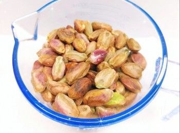 step3: 1. 先將白米洗淨，用水（材料以外的水）浸過夜，瀝水，備用 2. 將開心果平均放在烤盤上，放中層，先焗約10-15分鐘（150°；不需預熱），然後再焗5分鐘（120°）至金黃色，打開焗爐門2-3吋（可用2個隔熱手套），用餘溫繼續焗至放涼