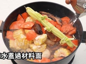 step20: 加水蓋過材料面，中大火滾起再煲15分鐘