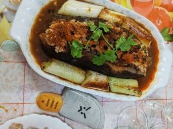 step3: 將2）混合好的蹈料釀入已抹了生粉在婆參肚內