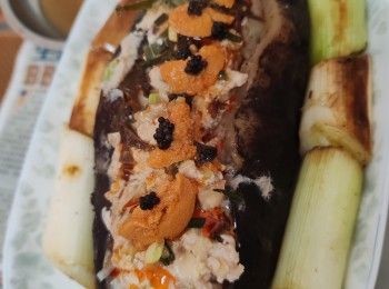 step2: 將鯪魚肉混入蝦皮，蒝茜，而猪餃肉則混入冬菇粒將兩者混合撻至起膠