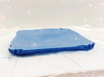 step6: 1. 淡忌廉加入煉奶，用電動打蛋器以「5 檔」打至7成企身（即中性發泡，拿起打蛋器尾巴呈現彎曲的狀態；打發時間約1-1.5分鐘；不時留意忌廉的變化，打至有紋路就要加倍留意，如打得太耐會唔夠滑，過度打發亦會使忌廉油水分離，變成牛油狀，若出現此情況，可加2湯匙未打發的忌廉手打至回復正常） 2. 先加入1／3的蝶豆花芝士漿，拌勻，再將餘下的蝶豆花芝士漿加入，充分拌勻成蝶豆花芝士慕絲