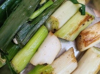 step1: 先用雞油煸香京蔥盛起備用