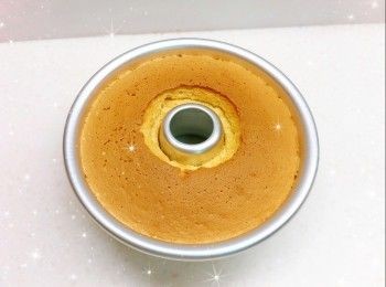 step9: 1. 放涼至蛋糕完全冷卻後，即可脫模（完全冷卻的蛋糕才可以定型；成功的狀態是放涼後沒回縮，沒凹底）