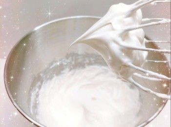 step6: 1. 預熱10分鐘（180°），放下層，先焗約12-15分鐘（如想蛋糕表面的裂紋漂亮均勻，可先焗約5-10分鐘至蛋糕表面結皮，取出，快速用刀子輕輕的劃一個十字／米字），然後再焗約5-10分鐘150°）