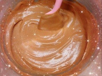 step3: 1. 先加入1／3已混合鮮奶魚膠粉的朱古力醬，拌勻，再將餘下的已混合鮮奶魚膠粉的朱古力醬加入，充分拌勻成<span class="group_1">朱古力慕絲</span> 3. 將<span class="group_1">朱古力慕絲</span>倒入杯子（8成滿），放進雪櫃冷藏至凝固，備用