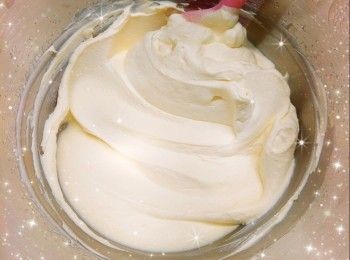 step8: 1. 完成後，先將蛋糕模在已墊枱布的桌面上（距離桌面大概10 cm）輕摔兩下（使熱氣散走，防回縮），然後馬上倒扣放在物件上（如不倒扣會回縮，中間一定會凹下去，無法撐起，倒扣是利用地心吸力的幫助，維持整個蛋糕該有的高度和形狀） 2. 放涼至蛋糕完全冷卻後，即可脫模（完全冷卻的蛋糕才可以定型；成功的狀態是放涼後沒回縮，沒凹底）