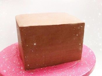 step17: 1. 再加入已攪拌成軟滑忌廉狀的忌廉芝士，以「2-3 檔」繼續打至8成企身（即硬性發泡，拿起打蛋器尾巴呈現挺立尖角的狀態；不時留意忌廉的變化，打至有紋路就要加倍留意，如打得太耐會唔夠滑，過度打發亦會使忌廉油水分離，變成牛油狀，若出現此情況，可加2湯匙未打發的忌廉手打至回復正常），加入唧袋，封口 2. 按個人喜好將裝飾用的忌廉在蛋糕上唧出花紋和放上適量的小樹屋裝飾，即可