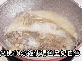 step15: 撞入一半滾水，大火煲10分鐘使湯色呈奶白色