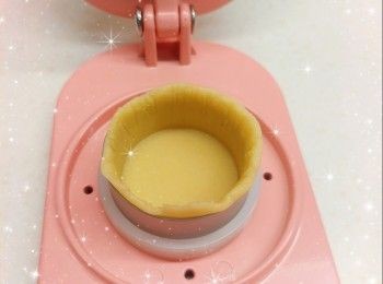 step7: 1. 將粉團平均分成6份（18 g），搓圓再略為壓扁，然後放入蛋撻模具中（塗上油），由內到外壓開至厚度平均，最後整理好邊沿形狀