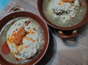 step1: 先將豬脊骨汆水洗淨后，加入姜片以小火慢吊出高湯（其間不停撇走面上肉糜及浮泡雜質）