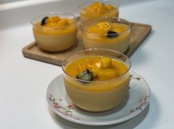 step1: 魚膠片浸軟（使用前退冰水坐溶）
芒果加入檸檬汁打成泥（預留一些裝飾用）
鮮奶加至微溫、加入糖、淡奶拌勻
加入魚膠溶液 徹底拌勻
加入芒果泥混合
倒入模具
放入雪櫃定形