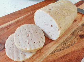 step3: 將豬肉放在保鮮紙上(傳統是用香蕉葉) ，捲成圓柱狀。再用大火蒸 25-30分鐘，待涼後切片享用。