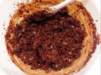 step2: 1. 加入薄脆片／無糖粟米片（必需待朱古力溶液完全放涼才可加入，否則會影響朱古力脆脆的鬆脆口感），攪拌至完全混合