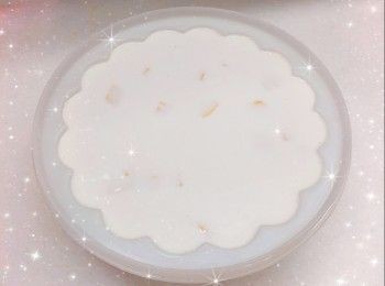 step6: 1. 倒入模具中，放進雪櫃冷藏至凝固，脫模（可用牙籤沿模具邊緣畫一圈，然後將模具浸泡熱水約15秒／將模具倒轉，用熱毛巾包圍模具外圍約30秒／用熱水沖一下膜具，令布丁外圍軟化，較容易將布丁脫模），即可