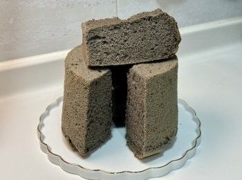 step1: :,蛋黃加入少許糖拌勻（取蛋白霜的部份糖）
加入黑芝麻醬、粉拌勻
加入低筋粉
根據糊的濃稠度
慢慢加入清水
徹底拌勻成 蛋糕糊