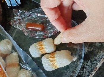 step2: 將煙薰芝士條塞入獅子狗卷中空的位置再用竹韱