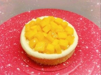 step13: 1. 然後舖上另一片蛋糕片，塗上一層忌廉夾餡再放上芒果粒，然後再塗一層忌廉夾餡