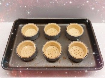 step13: 1. 預熱5分鐘（160°），放中層，焗18-20分鐘，然後再焗1-2分鐘（220°）至表面金黃（調高溫度上色） 2. 用餘溫再焗3-5分鐘（餘溫可令撻皮更上色和脆口），放涼，脫模，備用