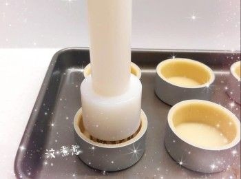 step10: 1. 再以小叉子將撻皮底部刺上小孔（令撻皮平均受熱，亦可避免焗時撻皮隆起），然後放進雪櫃冷藏15分鐘（避免焗時撻皮收縮）