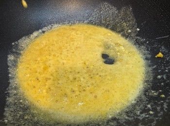 step2: 蝦去腸、尖角、腳和沙囊，印乾水後撲上粟粉，用半煎炸方式煎大蝦，煎大約八成熟盛起，凍鑊下少許油、蒜蓉和牛油，用細火慢慢爆蒜蓉，蒜蓉發出香味後加入咸蛋蓉炒勻，見有泡沫後蝦回鑊，加入魚露和糖同炒，蝦身吸收足夠咸蛋醬汁，如喜歡蔥花熄火前撒上，即完全。