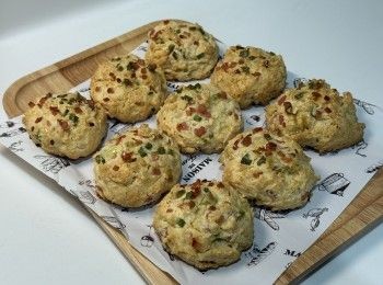 step1: 低筋粉跟泡打粉混合
加入牛油搓揉成沙狀
加入鹽拌勻
加入雞蛋拌勻
加入牛奶拌勻
加入蜜糖拌勻