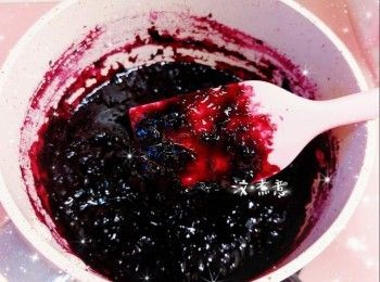 step10: 1. 加入糖和檸檬汁，以小火煮至所需的濃稠度（約30-40分鐘；邊煮邊攪拌）