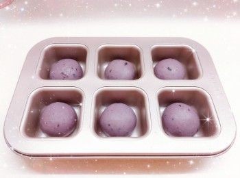 step4: 1. 然後蓋上蓋子／用烤盤壓著（先放上牛油紙），再靜置30-40分鐘作最後發酵，粉團會脹大1-2倍（大概8分滿）