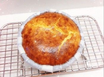 step5: 1. 完成後，將蛋糕模在已墊枱布的桌面上輕摔兩下（使熱氣散走），放涼，將蛋糕放進雪櫃冷藏1晚，脫模，撕開牛油紙，即可