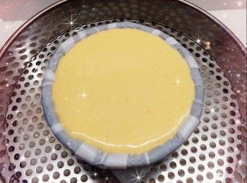 step4: 1. 預熱15分鐘（220°），放中層，先焗約14-16分鐘至表面呈焦糖色（如蛋糕表面不太上色，可放上層，再焗約2分鐘）