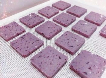 step6: 1. 然後，將長方體粉團切成一片片