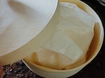step1: 將盒純牛奶開封后蓋上，搖勻后放雪櫃靜置大約3-5天待水油分離后拿出來