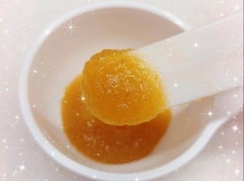 step3: 1. 再加入淡忌廉和鮮奶（分3次），用打蛋器拌勻 2. 最後，用篩加入粟粉，拌勻至無粉粒 3. 粉漿過箍，加入柚子醬和檸檬汁，拌勻，即可 4. 將粉漿倒入模具中（舖上牛油紙），在桌面上敲幾下震出氣泡