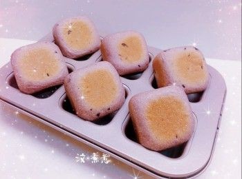 step8: 1. 出爐後，立即脫模（因為麵包和麵包模的溫度非常高，會產生大量水氣，影響製成品的味道和質感），放涼