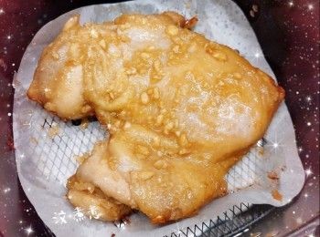 step4: 1. 預熱3分鐘（200°），雞皮向下，氣炸約8-10分鐘，反轉再炸5-10分鐘，至<a href="https://bit.ly/2ZxapeY" target="_blank" data-keyword="雞扒" class="guide-link"><strong>雞扒</strong></a> <span style="display:inline-block;vertical-align:middle;margin-top:-3px;color:initial;border-radius:3px;padding:2px 3px;font-size:12px;line-height:14px;background:#87d300;color:#fff;">即買</span> 表面乾身香脆