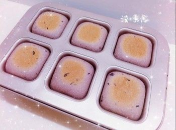 step7: 1. 預熱5分鐘（200°），放下層，焗約22-25分鐘（150°；不需焗至太上色，否則會影響藍莓果醬的顏色，令深紫色變成啡紫色；在模具下方用噴水壺噴一些水，如噴出的水氣快速蒸發，表示內部溫度已經到達，吐司就可以出爐）