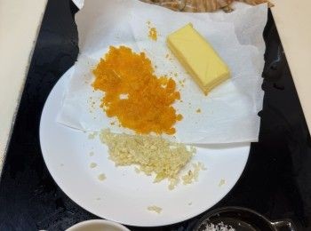 step1: 咸蛋用氣炸鍋120度焗10分鐘或蒸10分鐘，之後搓成咸蛋蓉。