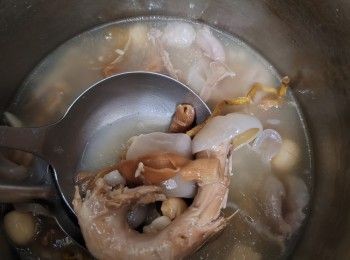 step1: 將雞殼用粗塩省乾淨之后放入煲內先以小火吊湯，面上其間會有浮泡沫肉糜雜質須要撇走