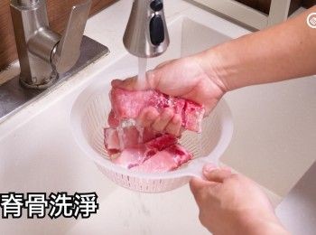 step10: 豬脊骨洗淨