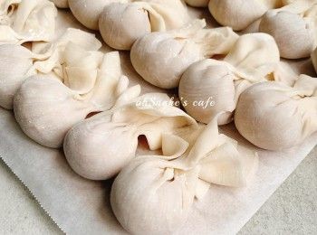 step3: 湯底做法：
1. 煲內注入水煮滾，加入雞粉、大地魚粉、鹽，煮至大滾，熄火
2. 倒入雲吞碗內，撒上韭黃即成