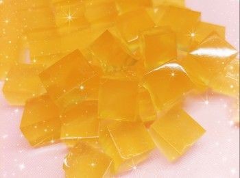 step10: 1. 加入已攪拌成軟滑忌廉狀的忌廉芝士（分2次），用切拌的方式拌勻至順滑 2. 然後加入唧袋，封口 3. 最後，在蛋糕表面圍邊唧出大小均勻的忌廉唧花裝飾，再在中間位置放滿蜂蜜檸檬果凍粒作裝飾