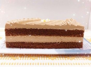 step14: 1. 最後，按個人喜好在蛋糕表面唧出忌廉唧花作裝飾，放進雪櫃冷藏至少2小時，然後平均切件，即成