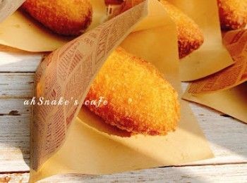 step2: 1. 麵包做法，牛油以外的材料揉成糰，水留起少少再加，加入牛油揉出薄膜
麵糰發酵至兩倍大
分割7份，滾圓，靜置10分鐘
2. 擀成橢圓形，咖哩餡35-40g放在中上，對摺，收口用手壓實
3. 沾蛋液，再印上麵包糠，放在牛油紙上，包保鮮紙發酵30分鐘
4. 提前10分鐘，放油在鍋，150-160度油溫
5. 筷子插下起微泡，放入麵包炸4-5分鐘，翻面再炸，共炸8-10分鐘
取出隔油，完成