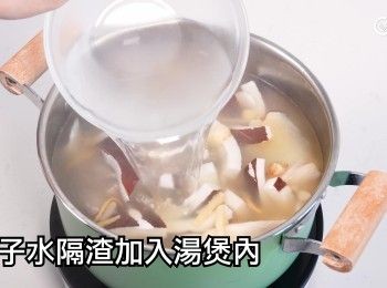 step14: 椰子水隔渣加入湯煲內，煲15分鐘
